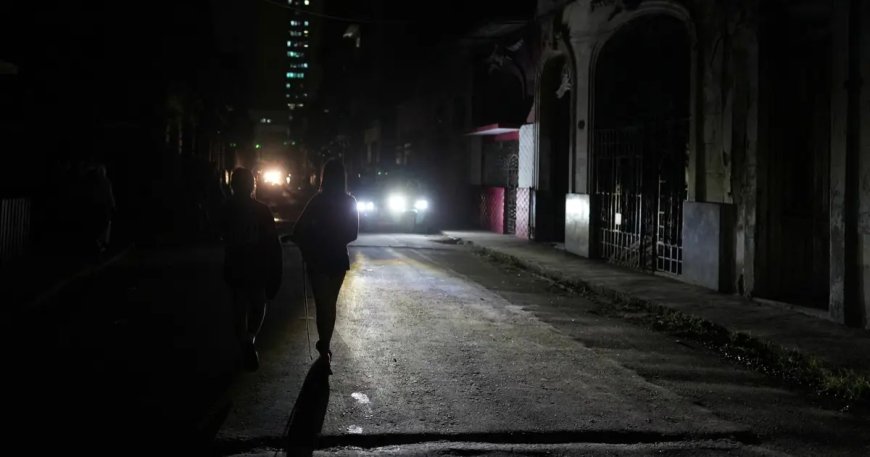 Küba'da elektrik şebekesi yine çöktü. Beş eyalet karanlıkta kaldı